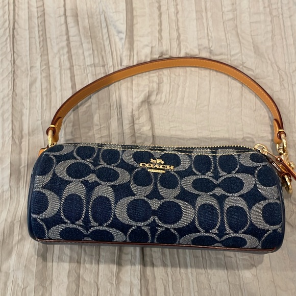 Nolita Barrel Bag Denim
Used twice very good condition
Extension chain included - Picture 2 of 12